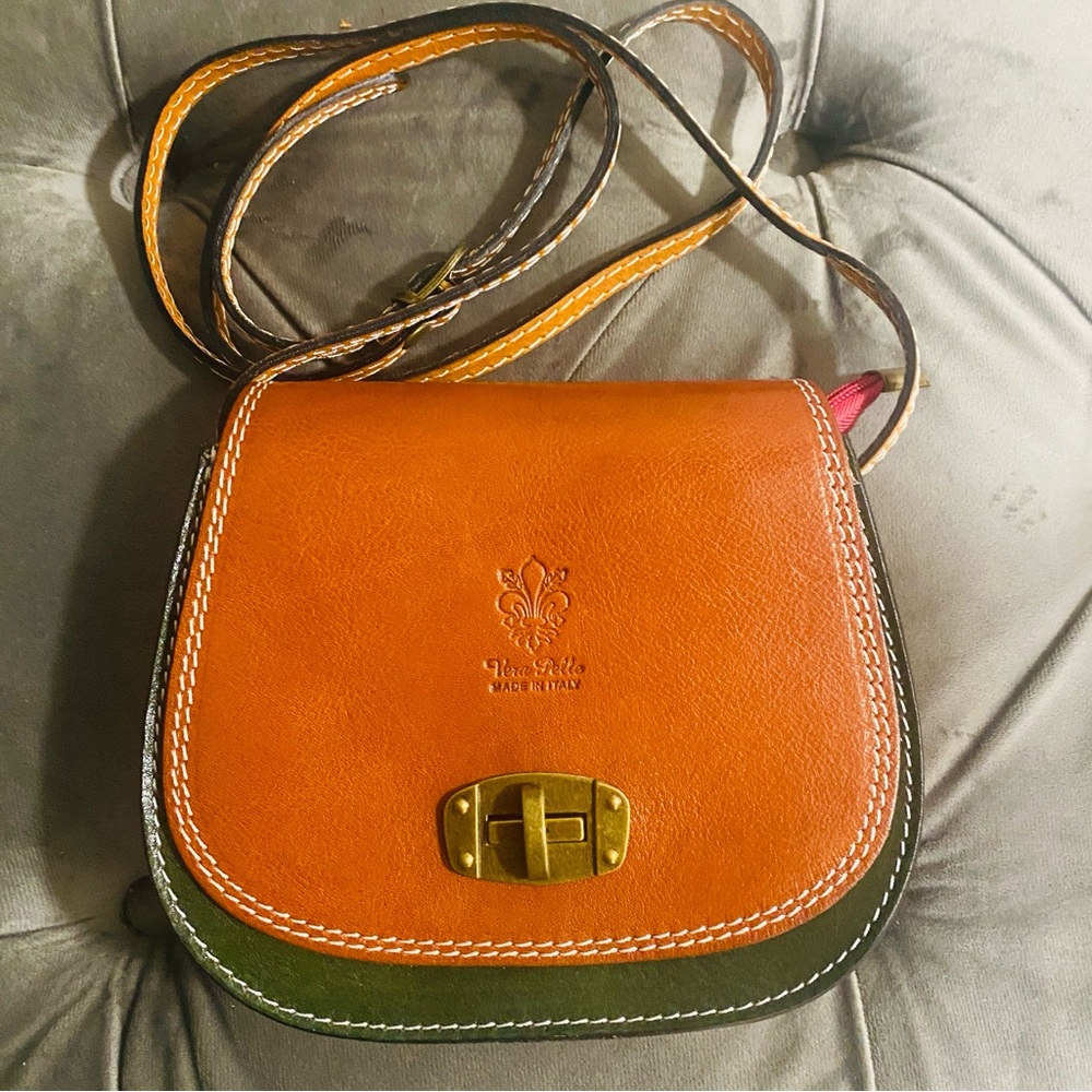 NWOT Vera Pelle Italian Leather Color Block Crossbody Bag With a Twist-Lock